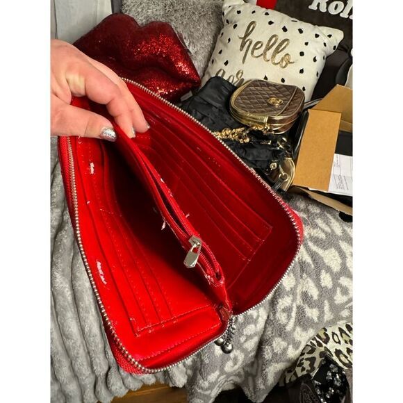 Pyramid embossed patent leather wallet red - Picture 5 of 7